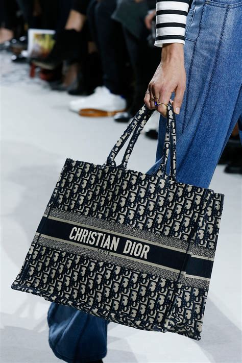 carrozzina dior costo|christian dior precio.